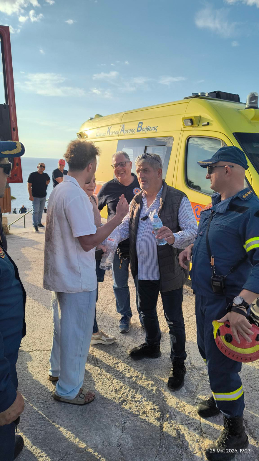 Εικόνες που κόβουν την ανάσα από τη διάσωση νεαρού τουρίστα στο Ναυάγιο της Ζακύνθου, βίντεο και φωτογραφίες