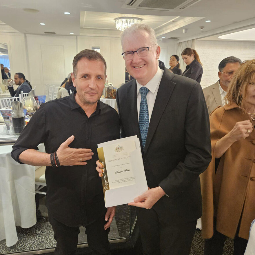 Ο Δημήτρης Μπάσης βραβεύτηκε για την πολιτιστική του προσφορά από τον Αυστραλό υπουργό Tεχνών