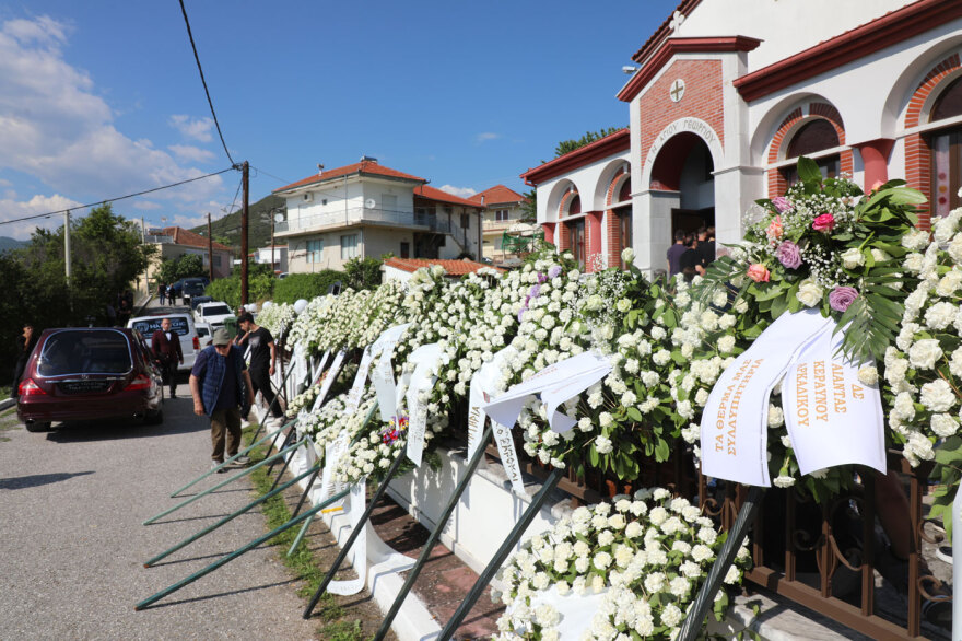 Το τελευταίο αντίο στον Παρασκευά Άντζα: Συγκίνηση στην κηδεία του από συγγενείς, φίλους και πρώην συμπαίκτες, δείτε φωτογραφίες και βίντεο

