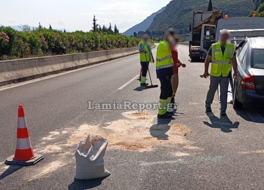 Τροχαίο στην Εθνική Οδό Αθηνών-Λαμίας, αυτοκίνητο αναποδογύρισε στη μέση του δρόμου, δείτε φωτογραφίες
