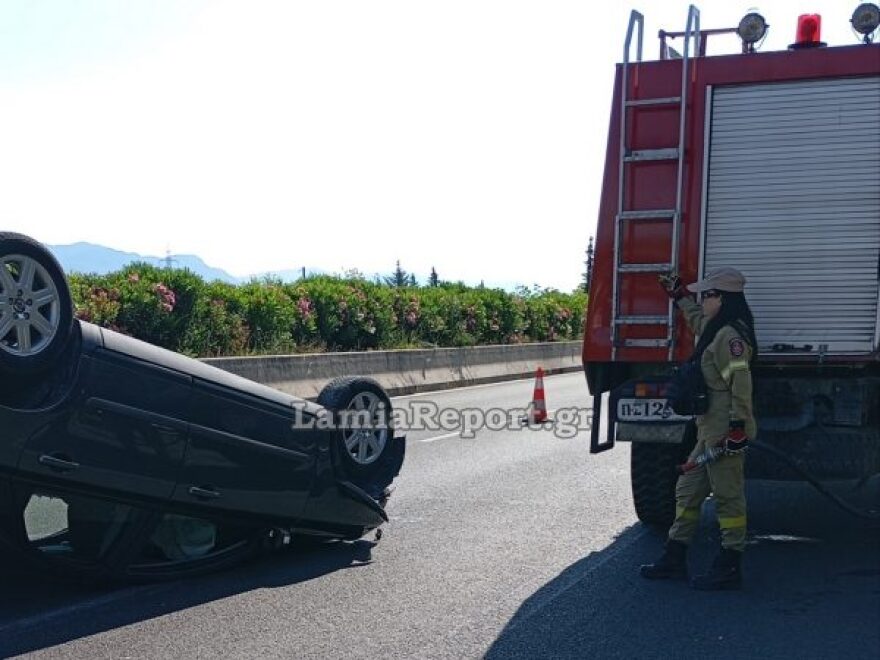 Τροχαίο στην Εθνική Οδό Αθηνών-Λαμίας, αυτοκίνητο αναποδογύρισε στη μέση του δρόμου, δείτε φωτογραφίες