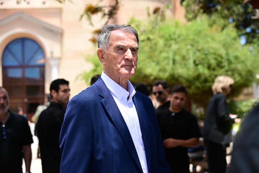 Σύσσωμος ο αθλητικός κόσμος στο πλευρό του Δέλλα στην κηδεία της Μαστροκώστα: Οι συμπαίκτες από το Euro 2004 και οι πρώην συνεργάτες