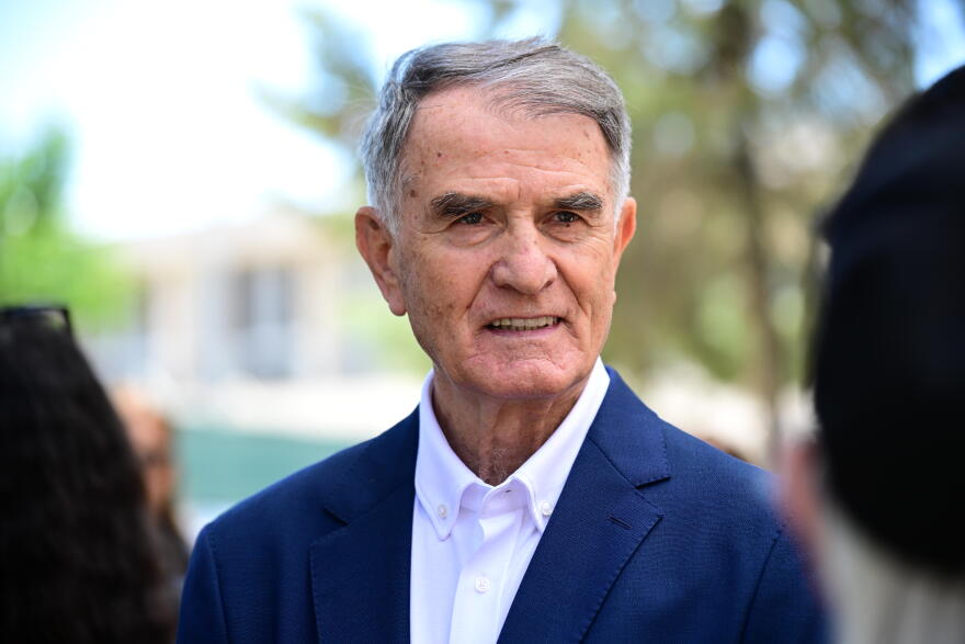 Σύσσωμος ο αθλητικός κόσμος στο πλευρό του Δέλλα στην κηδεία της Μαστροκώστα: Οι συμπαίκτες από το Euro 2004 και οι πρώην συνεργάτες