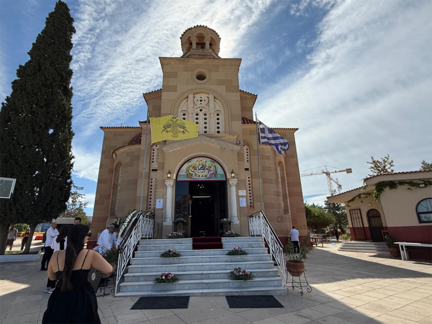 Το τελευταίο αντίο στη Γωγώ Μαστροκώστα, φίλοι και συγγενείς την αποχαιρετούν σε κλίμα συγκίνησης
