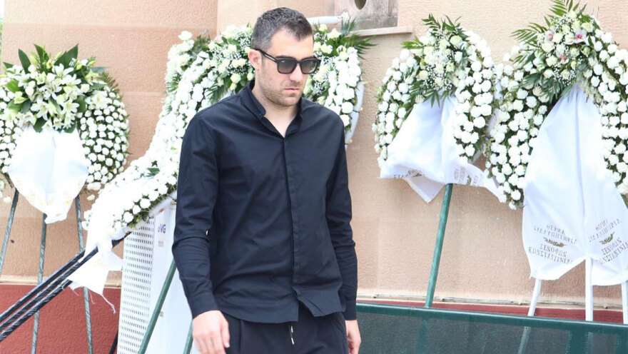 Σύσσωμος ο αθλητικός κόσμος στο πλευρό του Δέλλα στην κηδεία της Μαστροκώστα: Οι συμπαίκτες από το Euro 2004 και οι πρώην συνεργάτες