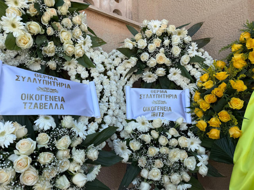 Το τελευταίο αντίο στη Γωγώ Μαστροκώστα, φίλοι και συγγενείς την αποχαιρετούν σε κλίμα συγκίνησης