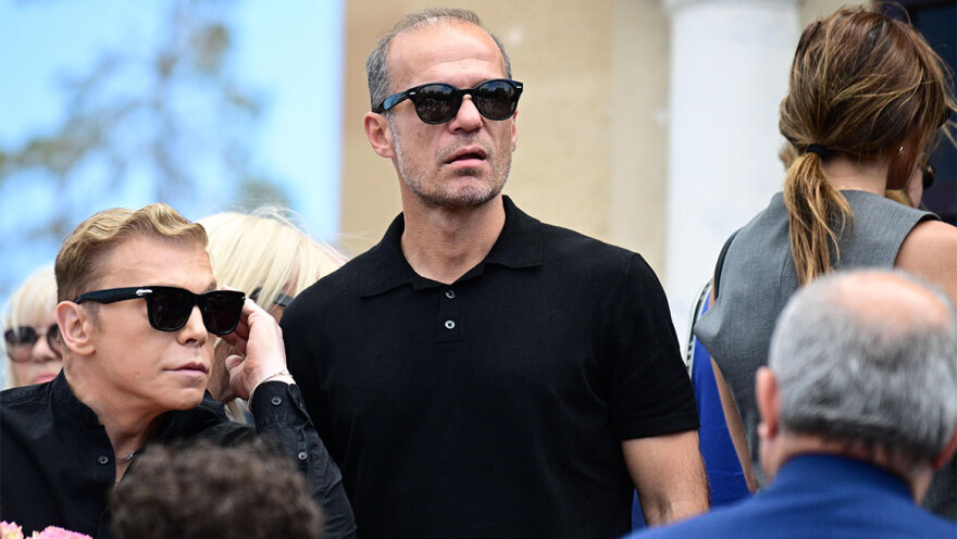 Σύσσωμος ο αθλητικός κόσμος στο πλευρό του Δέλλα στην κηδεία της Μαστροκώστα: Οι συμπαίκτες από το Euro 2004 και οι πρώην συνεργάτες