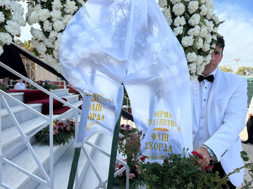 Το τελευταίο αντίο στη Γωγώ Μαστροκώστα, φίλοι και συγγενείς την αποχαιρετούν σε κλίμα συγκίνησης