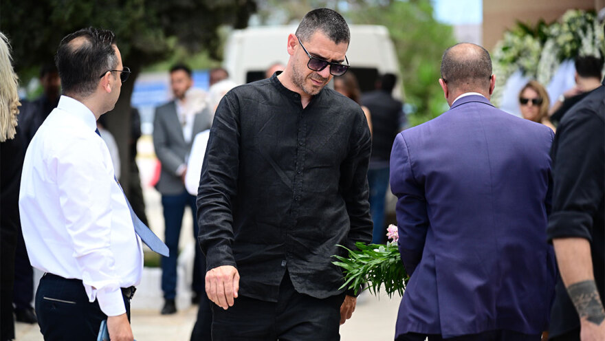 Σύσσωμος ο αθλητικός κόσμος στο πλευρό του Δέλλα στην κηδεία της Μαστροκώστα: Οι συμπαίκτες από το Euro 2004 και οι πρώην συνεργάτες