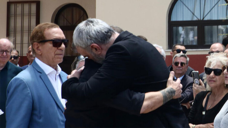 Σύσσωμος ο αθλητικός κόσμος στο πλευρό του Δέλλα στην κηδεία της Μαστροκώστα: Οι συμπαίκτες από το Euro 2004 και οι πρώην συνεργάτες