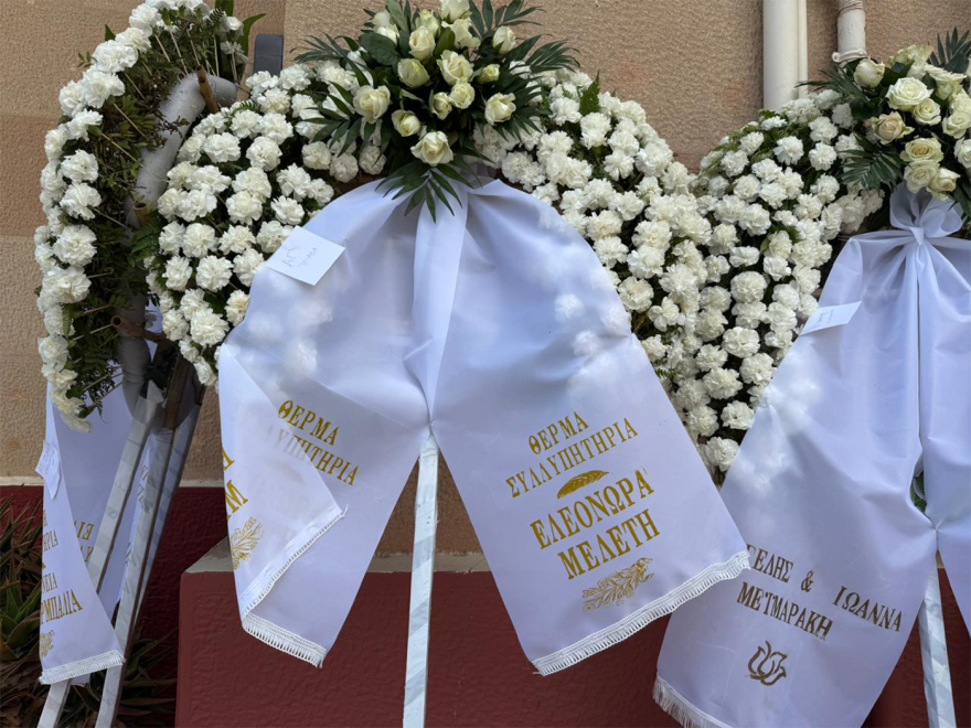 Το τελευταίο αντίο στη Γωγώ Μαστροκώστα, φίλοι και συγγενείς την αποχαιρετούν σε κλίμα συγκίνησης