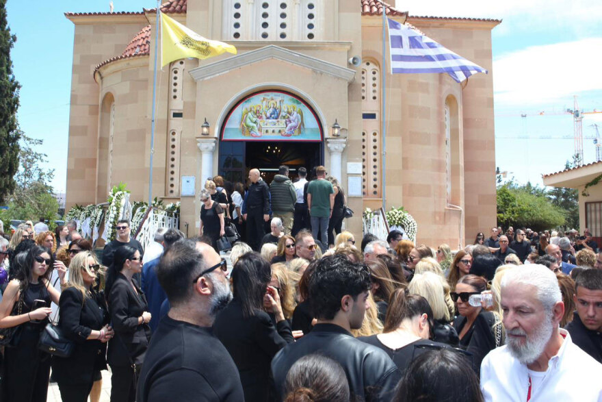 Συγκλόνισε ο Τραϊανός Δέλλας στον επικήδειό του στο τελευταίο αντίο στη Γωγώ Μαστροκώστα: «Ξεκουράσου αγάπη μου, να είσαι σίγουρη ότι πάλι εσένα θα ερωτευόμουν»