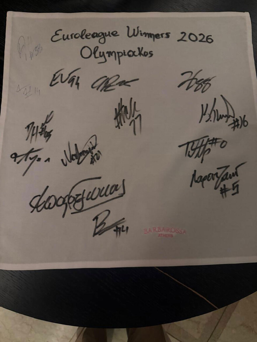 Πάρτι... μέχρι τέλους για τους πρωταθλητές Ευρώπης στη Βούλα: Ο σημαιοφόρος Γουόκαπ και το τσιφτετέλι του Φουρνιέ που γδύθηκε και βούτηξε στη πισίνα 