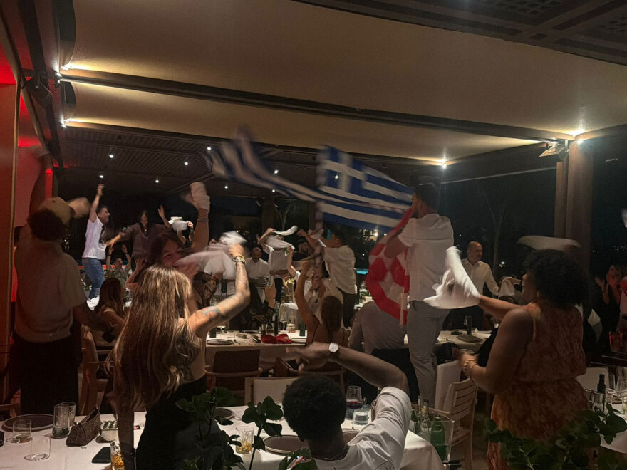 Πάρτι... μέχρι τέλους για τους πρωταθλητές Ευρώπης στη Βούλα: Ο σημαιοφόρος Γουόκαπ και το τσιφτετέλι του Φουρνιέ που γδύθηκε και βούτηξε στη πισίνα 