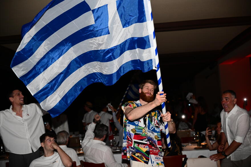 Πάρτι... μέχρι τέλους για τους πρωταθλητές Ευρώπης στη Βούλα: Ο σημαιοφόρος Γουόκαπ και το τσιφτετέλι του Φουρνιέ που γδύθηκε και βούτηξε στη πισίνα 