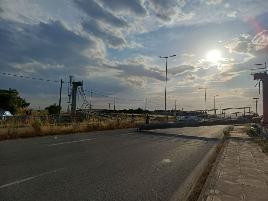 Λάρισα: Φορτηγό ξήλωσε γέφυρα σήμανσης και έπεσε σε μάντρα, ένας τραυματίας