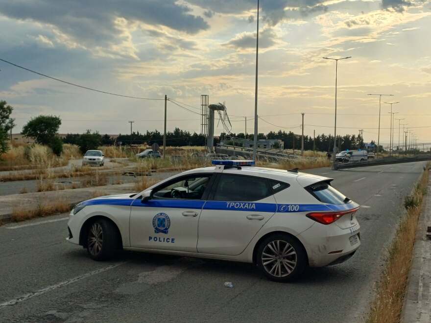 Λάρισα: Φορτηγό ξήλωσε γέφυρα σήμανσης και έπεσε σε μάντρα, ένας τραυματίας