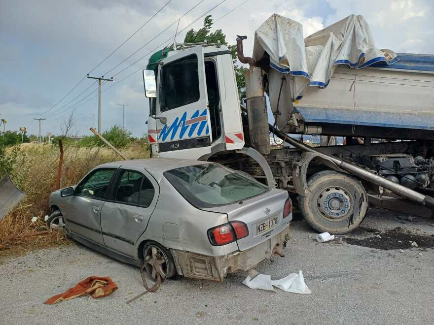 Λάρισα: Φορτηγό ξήλωσε γέφυρα σήμανσης και έπεσε σε μάντρα, ένας τραυματίας