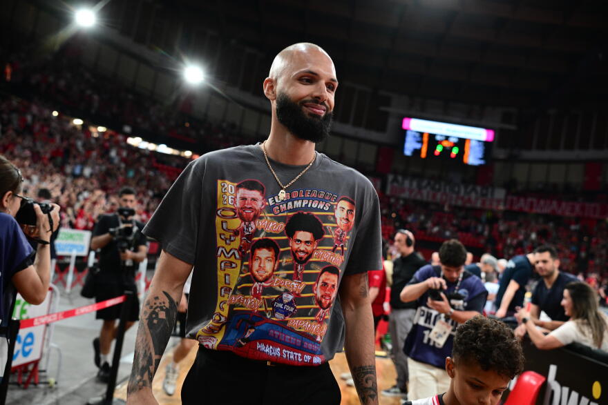 Ολυμπιακός: Το φοβερό t-shirt  του Φουρνιέ για τους πρωταθλητές Ευρώπης, βίντεο και φωτογραφίες 