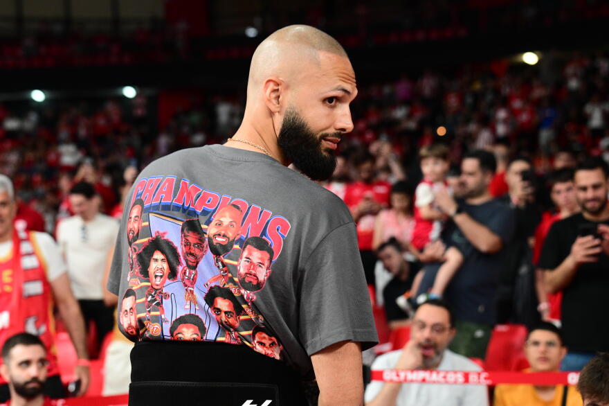 Ολυμπιακός: Το φοβερό t-shirt  του Φουρνιέ για τους πρωταθλητές Ευρώπης, βίντεο και φωτογραφίες 