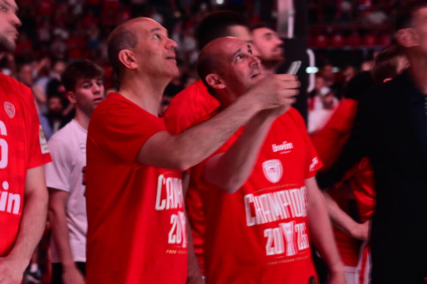 Ολυμπιακός: Στην οροφή του ΣΕΦ το λάβαρο της 4ης Euroleague, βίντεο και φωτογραφίες 
