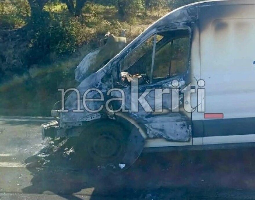Φορτηγό τυλίχθηκε στις φλόγες εν κινήσει στο Ηράκλειο της Κρήτης, δείτε φωτογραφίες