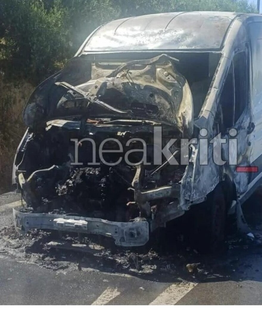 Φορτηγό τυλίχθηκε στις φλόγες εν κινήσει στο Ηράκλειο της Κρήτης, δείτε φωτογραφίες