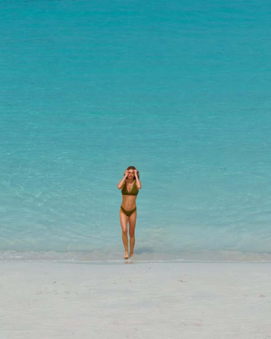 Η Κλέλια Ανδριολάτου ποζάρει σε παραλία με μπικίνι και της γράφουν «εσύ είσαι η Ωραία Ελένη, λάθος κάστινγκ έκανε ο Νόλαν»
