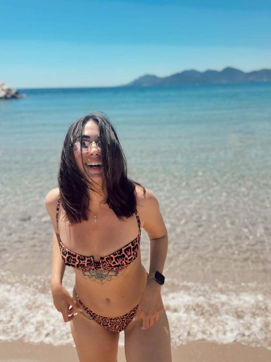 Η Έλενα Κρεμλίδου έκανε το πρώτο μπάνιο της χρονιάς στις Κάννες