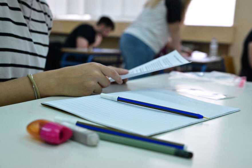 Νεράκια, καραμέλες και ένα κουτί γεμάτο κινητά: Οι Πανελλαδικές εξετάσεις μέσα από φωτογραφίες