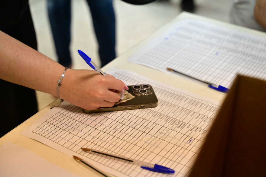 Νεράκια, καραμέλες και ένα κουτί γεμάτο κινητά: Οι Πανελλαδικές εξετάσεις μέσα από φωτογραφίες