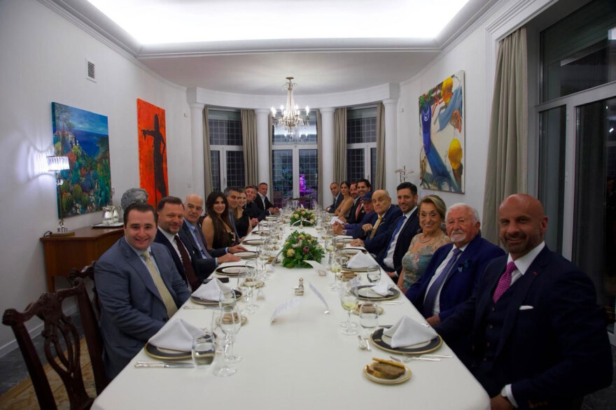 Στην Αθήνα ο Ρούντολφ Τζουλιάνι, σε δείπνο της Κίμπερλι Γκιλφόιλ - Ποιοι υπουργοί έδωσαν το παρών 