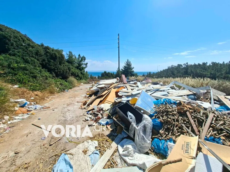 Τεράστιος μπαζότοπος μέσα σε δάσος δίπλα στη γέφυρα της Ποτίδαιας, αυξημένος ο κίνδυνος πυρκαγιάς 