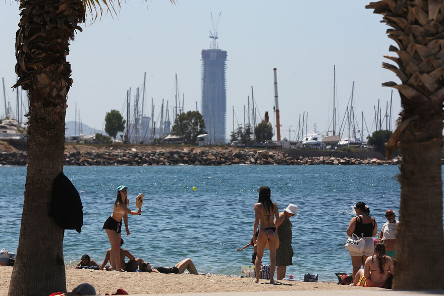 Γέμισαν κόσμο οι παραλίες της Αττικής: Χαλαρές στιγμές και βουτιές για όσους δεν έφυγαν εκδρομή το τριήμερο του Αγίου Πνεύματος
