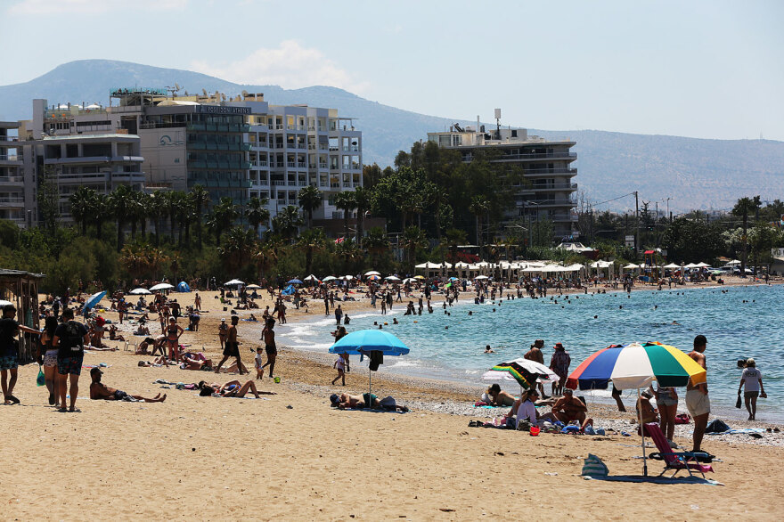 Γέμισαν κόσμο οι παραλίες της Αττικής: Χαλαρές στιγμές και βουτιές για όσους δεν έφυγαν εκδρομή το τριήμερο του Αγίου Πνεύματος