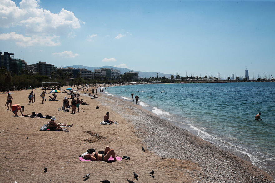 Γέμισαν κόσμο οι παραλίες της Αττικής: Χαλαρές στιγμές και βουτιές για όσους δεν έφυγαν εκδρομή το τριήμερο του Αγίου Πνεύματος