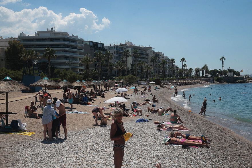 Γέμισαν κόσμο οι παραλίες της Αττικής: Χαλαρές στιγμές και βουτιές για όσους δεν έφυγαν εκδρομή το τριήμερο του Αγίου Πνεύματος