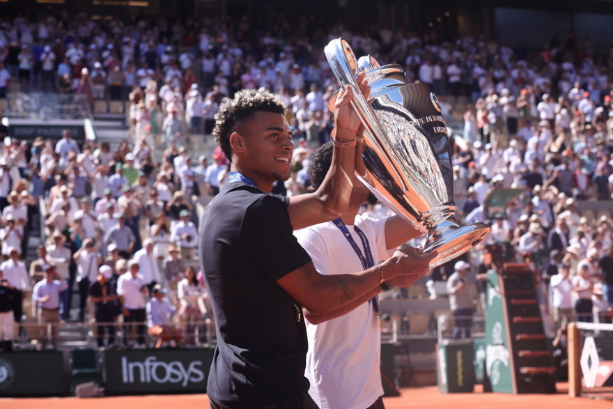 Στις εγκαταστάσεις του Roland Garros οι κούπες του Champions League που κατέκτησε η Παρί, βίντεο και φωτογραφίες