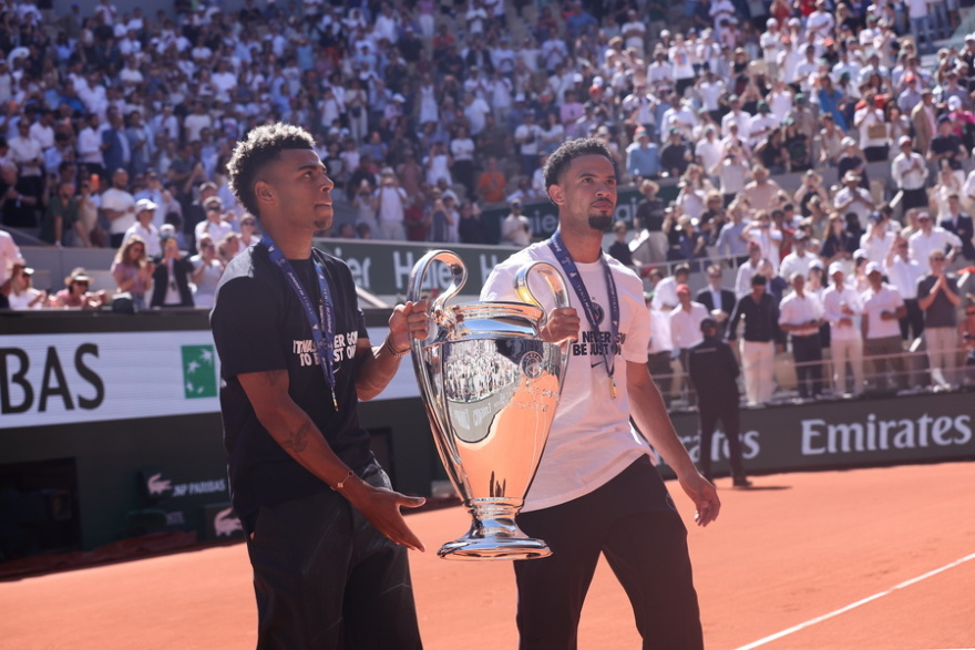 Στις εγκαταστάσεις του Roland Garros οι κούπες του Champions League που κατέκτησε η Παρί, βίντεο και φωτογραφίες