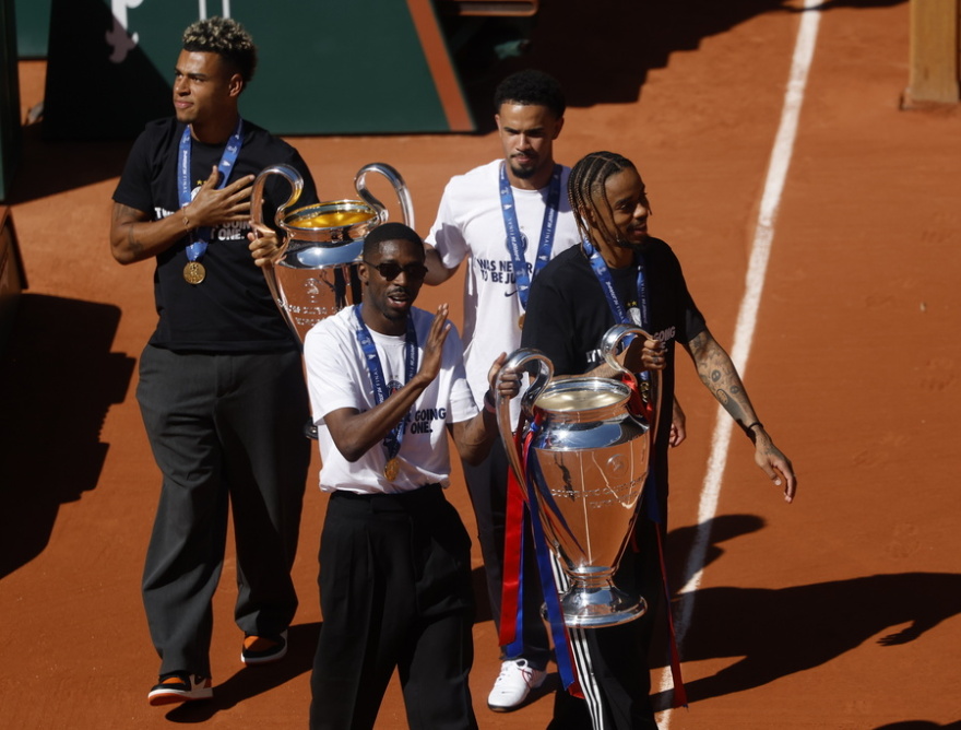 Στις εγκαταστάσεις του Roland Garros οι κούπες του Champions League που κατέκτησε η Παρί, βίντεο και φωτογραφίες