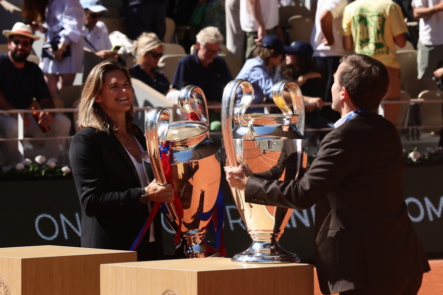 Στις εγκαταστάσεις του Roland Garros οι κούπες του Champions League που κατέκτησε η Παρί, βίντεο και φωτογραφίες