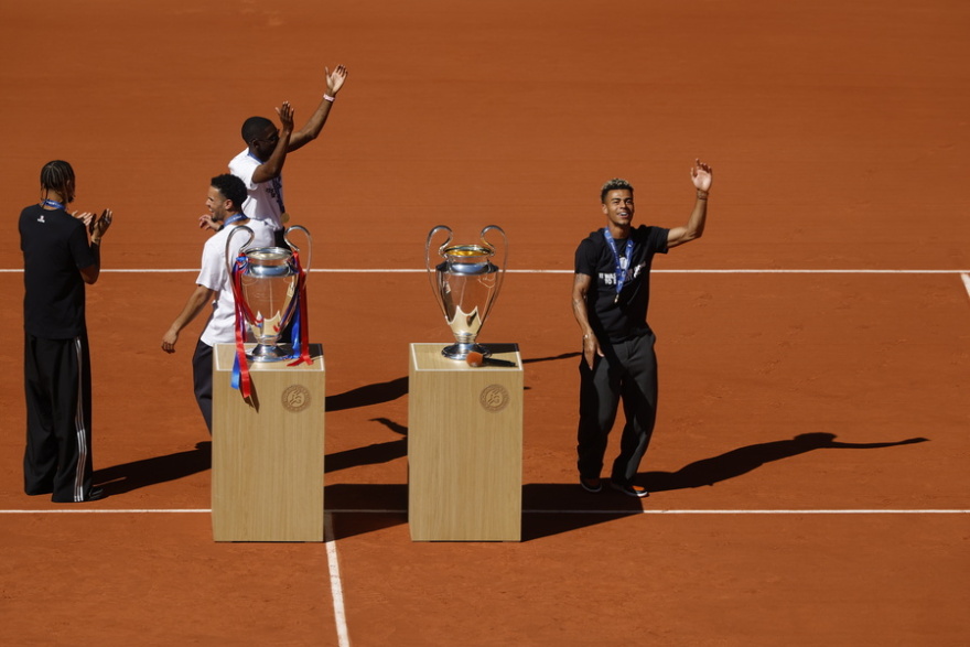 Στις εγκαταστάσεις του Roland Garros οι κούπες του Champions League που κατέκτησε η Παρί, βίντεο και φωτογραφίες