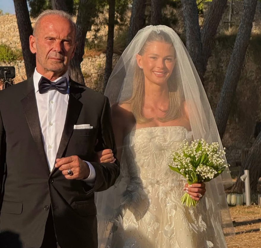 Όλα όσα έγιναν στον γάμο της Αμαλίας Κωστοπούλου 3 Όλα όσα έγιναν στον γάμο της Αμαλίας Κωστοπούλου και του Τζέικ Μέντγουελ: Το πρώτο φιλί, τα δύο νυφικά και η πενταώροφη τούρτα