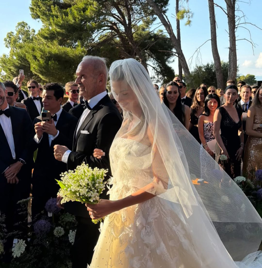 Όλα όσα έγιναν στον γάμο της Αμαλίας Κωστοπούλου 2 Όλα όσα έγιναν στον γάμο της Αμαλίας Κωστοπούλου και του Τζέικ Μέντγουελ: Το πρώτο φιλί, τα δύο νυφικά και η πενταώροφη τούρτα