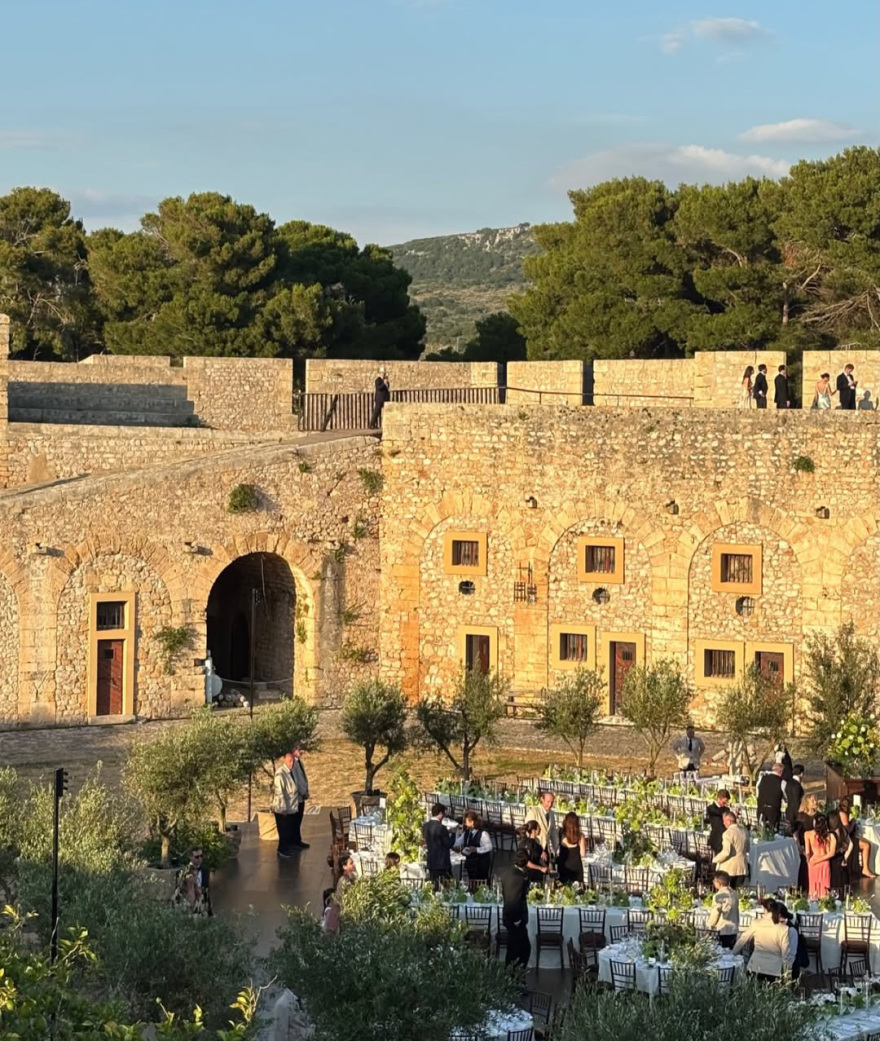 Όλα όσα έγιναν στον γάμο της Αμαλίας Κωστοπούλου 11 Όλα όσα έγιναν στον γάμο της Αμαλίας Κωστοπούλου και του Τζέικ Μέντγουελ: Το πρώτο φιλί, τα δύο νυφικά και η πενταώροφη τούρτα