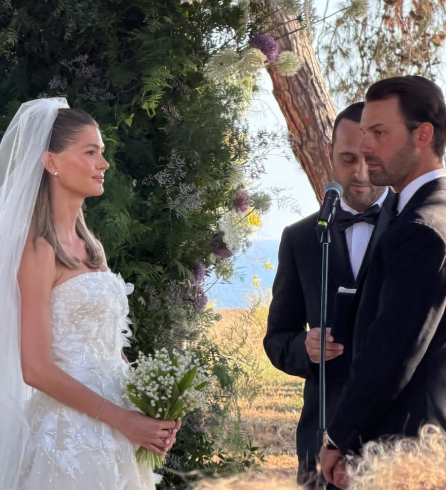 Όλα όσα έγιναν στον γάμο της Αμαλίας Κωστοπούλου 5 Όλα όσα έγιναν στον γάμο της Αμαλίας Κωστοπούλου και του Τζέικ Μέντγουελ: Το πρώτο φιλί, τα δύο νυφικά και η πενταώροφη τούρτα