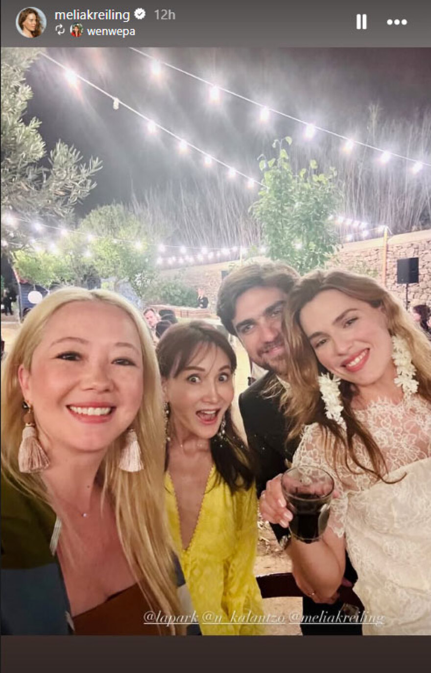 Μελία Κράιλινγκ: Η Ελληνίδα ηθοποιός του «Emily in Paris» παντρεύτηκε τον αγαπημένο της στη Σύρο