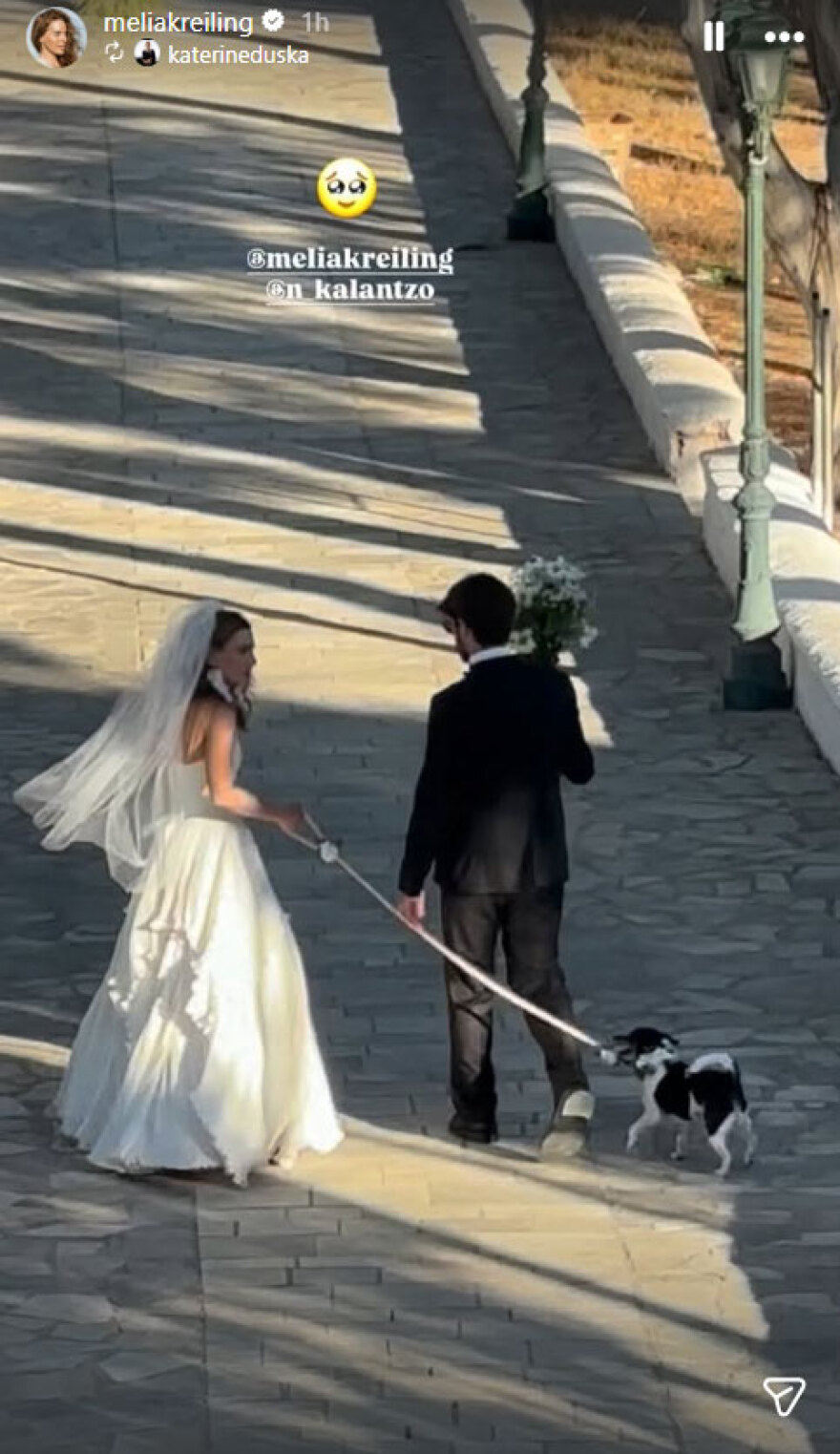 Μελία Κράιλινγκ: Η Ελληνίδα ηθοποιός του «Emily in Paris» παντρεύτηκε τον αγαπημένο της στη Σύρο