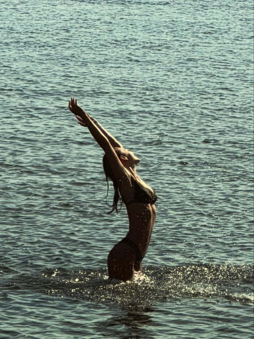 Η καθημερινότητα της Κλέλιας Ανδριολάτου στη Νέα Μάκρη – Στιγμές χαλάρωσης μακριά από τα φώτα της δημοσιότητας Το 24ωρο της Κλέλιας Ανδριολάτου στη Νέα Μάκρη: Η βουτιά στη θάλασσα, η επίσκεψη στον μανάβη και το... ποδοσφαιράκι
