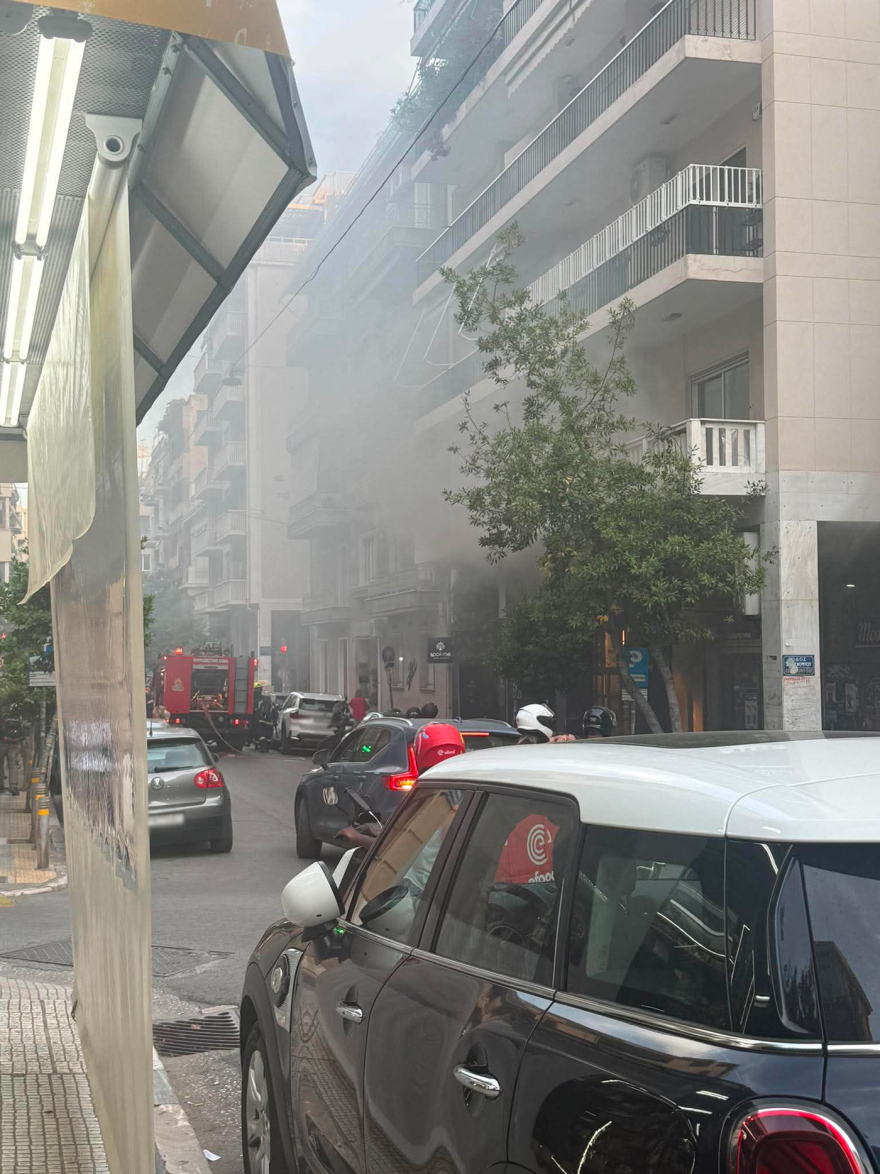 Φωτιά σε υπόγειο καταστήματος στο Κολωνάκι, δείτε βίντεο